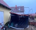 Bild: Alexander Unger
Sturmtief Antonia hat nur wenige Schäden angerichtet. Mancherorts flogen aber Trampoline durch die Gegend - wie hier in Ebermannsdorf (Kreis Amberg-Sulzbach).