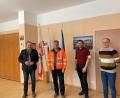 Bild: Marko Pammer/Stadt Nabburg/exb
Bürgermeister Frank Zeitler, Geschäftsstellenleiter Thomas Prey und der Leiter des Personalwesens der VG, Bernhard Eckl (von links), gratulieren Rudi Scharf (Zweiter von links) zum Jubiläum.