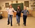 Bild: ubb
Pia, Emma und Anna (von links) proben am Sonntag allein mit ihrer Trainerin Christina Kraus im Vereinsheim des Schlüsselclubs Münchenreuth. Sie haben auch nur zu dritt richtig Spaß dabei.