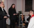 Bild: kro
Fabian Endruweit (rechts) wurde am vergangenen Freitagabend bei einem Gottesdienst in der evangelischen Erlöserkirche in Tirschenreuth von Dekan Thomas Guba und Diakon Matthias Rössle (von links) offiziell in sein Amt als Dekanatsjugendreferent eingeführt.