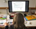Symbolbild: Ulrich Perrey/dpa
Schüler im stillen Kämmerlein: Ein Kind löst am Computer seine Schulaufgaben.
