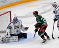 Bild: Hans-Jürgen Ziegler
Die Blue Devils Weiden verloren am Dienstagabend das Top-Spiel bei den Starbulls Rosenheim mit 2:3. In dieser Szene lässt Alexander Höller (Mitte) dem Weidener Goalie Jaroslav Hübl keine Chance und schießt zum 2:0 für Rosenheim ein. Rechts Devils-Verteidiger Elia Ostwald.