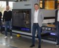 Bild: wro
Das neue CNC-Bearbeitungszentrum in den Holzwerkstätten am BSZ Wiesau wurde vor wenigen Tagen in Betrieb genommen. Mit dabei waren (von links) Jürgen Böckl, Thomas Gradl , Michael Heinzmann, Jürgen Stebegg, Schulleiter Thomas Metzler und Peter Schaller.