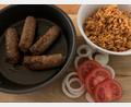 Bild: Michael Schiffer
Aus Schweine- und Lammfleisch bereitet OWZ-Küchenchef Michael Schiffer die Cevapcici zu. Serviert werden die Röllchen mit würzigem Tomatenreis.