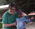 Archivbild: Projekt Feuerkinder
Dr. Annemarie Schraml (links) fliegt seit vielen Jahren regelmäßig ins afrikanische Tansania, um Kindern, die unter Deformierungen an Armen und Beinen leiden, zu helfen. Die Kinderorthopädin gibt ihnen so die Möglichkeit auf eine Zukunft in ihrem Land.