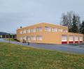 Bild: Stadt Bärnau/exb
Das Feuerwehrhaus wird komplett saniert und energetisch auf Vordermann gebracht. Die Feuerwehr zieht auch mit den Gemeinschaftsräumen ins Erdgeschoss. Für das neue Fahrzeug wird eine größere Garage gebaut. Ins Obergeschoss ist dann Platz für Arzt- und Physiopraxis. Die Fassade des Gebäudes soll mit Rhombusleisten verkleidet werden.
