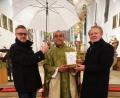 Bild: ct
Mit Spende und gut beschirmt in den Heimaturlaub (von links): stellvertretender Pfarrgemeinderats-Sprecher Norbert Klier, Pater Jimmy Joseph und Pfarrgemeinderats-Sprecher Werner Prechtl.