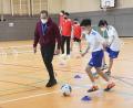Bild: Gabi Schönberger
Da schaut der Profi ganz genau hin: Trainer Manuel Baum beim Training mit den Jungs an der Hans-Scholl-Realschule.