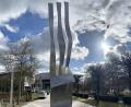 Bild: Gabi Schönberger
Vor der Max-Reger-Hall begrüßt die "Weidener Welle", eine Skulptur aus Chrom, Nickel und Stahl die Besucher. Laut Ex-OB Hans Schröpf ist sie "ein Wahrzeichen für Weidens kulturelle Aufgeschlossenheit." Das hat 400.000 Euro gekostet. Der Entwurf stammt von Otto Wesendonck aus Waakirchen im Landkreis Miesbach.