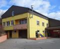 Bild: tra
Reichen der Umbau und die Sanierung der ehemaligen Lehrerwohnung für die offene Ganztagsschule an der Mittelschule Ensdorf? Oder ist ein zusätzlicher Neubau notwendig? Diese Frage zu klären, beauftragt der Gemeinderat die Firma Hollweck Plan und Bau.