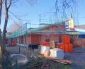 Bild: fjo
Entlang der Bahnhofstraße erstreckt sich der neue Anbau für die Kindertagesstätte. Mit einer Fertigstellung und dem Bezug wird heuer nicht mehr gerechnet. Nach dem Abschluss der Erweiterung geht es gleich mit der Sanierung des bestehenden Gebäudes weiter.