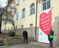 Bild: Fabian Polster/Landratsamt Tirschenreuth/exb
Landrat Roland Grillmeier und Sonja Schmid von „Demokratie leben“ präsentieren das Banner am Landratsamt.