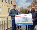 Bild: Gemeinde Kastl b. Kemnath/exb
Robin Hecht und Reinhard Herr von der Verwaltung, Planer Klaus Stiefler und Bürgermeister Hans Walter (von links) wollen die Meinung der Bürger hinsichtlich der künftigen Entwicklung der Gemeinde Kastl wissen.