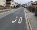 Bild: e
Die Messung ergibt: Nicht einmal zehn Prozent der registrierten 3900 Verkehrsteilnehmer halten in der Dr.-Gräßmann-Straße in Vilseck die vorgeschriebene Geschwindigkeit mit 30 Stundenkilometern ein. Der Stadtrat will hier einschreiten.