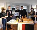 Bild: ubb
Jasmin Blei (links), Juniorchef Maximilian Mehler von der Tuchfabrik Mehler (Vierter von links) und Erika Rahm (Zweite von rechts) zeigen Bürgermeister Franz Stahl, Hilmar Fütterer und Landrat Roland Grillmeier (von links), wie das mit dem richtigen Färben wissenschaftlich über die Bühne geht.