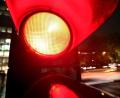Symbolbild: Martin Gerten/dpa
Ein amtsbekannter Mann auf dem Rad ist in Amberg bei Rot über eine Ampel gefahren. Nachdem ihn ein Passant auf das Fehlverhalten hinwies, beleidigte und bedrohte ihn der Radfahrer.