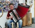 Bild: Portner
Alleinunterhalter Alfons Margraf hat auch beim Üben im Musikkeller viel Spaß. Mit Akkordeon und Kuhglocken, die er per Fußmaschine bedient, studiert er neue „lustige Stückln“ ein.