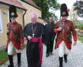 Archivbild: pi
Bischof Monsignore František Václav Lobkowicz wurde bei der Einweihung des Feldkreuzwegs von der Historisch Hochfürstlichen Lobkowitzischen Grenadier-Garde der Gefürsteten Grafschaft Sternstein begleitet.
