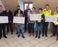 Bild: usc
Erstmals vergab die Ludwig-Donhauser-Stiftung Spenden an (links von vorne) Daniel Schildbach von der Feuerwehr Gailoh, Rea Wiesner vom Kindergarten Gailoh, Franziska Hartl und Margit Meier von Flika sowie Josef Graml und Stefan Götz von den First Respondern Ursensollen. Dahinter der Stiftungsvorstand mit (von links) Martin Strobl, Peter Beer und Werner Wendl.