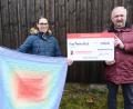Bild: bey
Marina Hoch spendete der Kinderkrebshilfe Oberpfalz, Region Nord, mit ihrem Vorsitzenden Herbert Putzer 2100 Euro. Die Einnahmen stammen aus "Kandelas Handarbeitsbox".