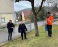 Bild: Marko Pammer/Stadt Nabburg/exb
Kreisfachberater Wolfgang Grosser, der ehrenamtliche Baumpflegeberater Wolfgang Engel und Bauhofleiter Rudi Scharf schneiden Edelreiser von Obstbäumen in der Nähe des Nabburger Kindergartens Sankt Angelus