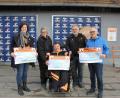 Bild: frd
Die Vertreter der bedachten Einrichtungen (vorne von links) Christine Hoch (Kindergarten St. Marien Pertolzhofen), Josef Grundler (Heilpädagogisches Zentrum Irchenrieth) und Josef Salomon (Förderverein Grundschule Niedermurach) bedankten sich bei Sonja und Konrad Schlagenhaufer (Bildmitte) und ihren Kunden für die Spende von insgesamt 1800 Euro.