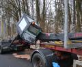 Bild: rti
Der 33-jährige Fahrer des Holz-Lkws vergaß nach dem Abladen, den Schwenkarm des Ladekrans an seinem Anhänger wieder einzufahren. Das Fahrzeug krachte deshalb gegen die Radbrücke über die B15 auf Höhe von Schmelitz. Die Bundesstraße war am Donnerstagabend nach dem Unfall um 17.30 Uhr rund zwei Stunden gesperrt.