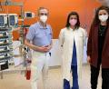Bild: Annika Staporowski/exb
Chefarzt Christoph Haase (links) und Klinik-Geschäftsführerin Jana Humrich (rechts) stellten die neue Leitende Oberärztin Anahita Taghipour vor.