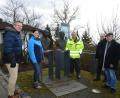 Bild: bey
In Parkstein wird der Wegfall der Feierlichkeiten zum 200. Geburtstag von Franz Strauß bedauert. Der Markt hat Franz und Richard Strauß im Jahr 2005 mit der Aufstellung des Denkmals ein bleibendes Erinnerungszeichen gesetzt.