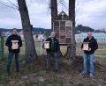 Bild: Thorsten Horn/exb 
Zeno Bäumler, Hans Bauderer und Markus Schwarzbauer (von links) trafen sich zur Übergabe der Nistkästen.