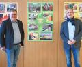 Bild: Susanne Schwab, Stadt Amberg/exb
Der neue Leiter der Senioreneinrichtungen der Bürgerspitalstiftung Uwe Pihsowotzki (rechts) und Oberbürgermeister Michael Cerny.