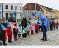 Bild: u
Nachdem ihm die Krawatte abgeschnitten worden ist, muss sich Bürgermeister Hermann Falk als Zauberer verkleiden und mit den St.-Wolfgang-Kindern Donikkls Fliegerlied „So a schöne Tag“ anstimmen.