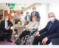 Bild: njn
Im BRK-Seniorenwohn- und Pflegeheim feierte Margarete Tröger (Zweite von rechts) ihren 100. Geburtstag. Mit auf dem Bild Landrat Roland Grillmeier (links) sowie Bürgermeister Johannes Reger (von rechts), die Heimleiter Andreas Wöhrl und Beata Pocheć und Mitarbeiterinnen des Hauses.