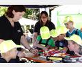 Archivbild: bkr
Ein kleiner Beitrag zur Inklusion: Rampen aus Legosteinen für Rollstuhlfahrer basteln war beim Familientag in Kemnath 2019 angesagt. Christina Ponader (links), Projektleiterin im Netzwerk Inklusion, lud die kleinen Besucher zum Mitmachen ein.