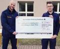 Bild: Polizeihauptmeister Hoffmann/exb
Polizeioberwachtmeister Hannes Starke (links) und Polizeioberwachtmeister Felix Dobler samt dem Spendenscheck.