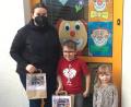 Bild: gz
Markträtin Laura Roth übergab vor dem Kindergarten an Max und Johanna einige Faschingstüten. Die restlichen Tüten verteilten die Erzieherinnen in den Gruppen.