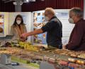 Bild: ubb
Sehr zur Freude des Museumsquartier-Teams um Leiterin Stefanie Süß (links) hat die Eisenbahnausstellung dem Museum über 1000 Besucher in den vergangenen Wochen beschert. Das freut auch die Eisenbahnfreunde Gerhard Wagner und Christoph Eckert (von rechts). Sie zeigen der Museumsleiterin, was sie wieder Neues in der Anlage aufgebaut haben, denn es gibt immer wieder Erweiterungen.