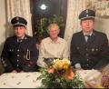 Bild: Feuerwehr Hermannsreuth/exb
Kommandant Manuel Gleißner (links) und Vorsitzender Christian Weigl (rechts) gratulierten Albert Bitterer zum 95.Geburtstag.