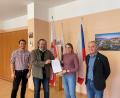 Bild: Marko Pammer/exb
Geschäftsstellenleiter Thomas Prey, Bürgermeister Frank Zeitler und Standesamtsleiter Reinhard Schlosser (von links) überreichten der neuen Standesbeamtin Selina Hummer (Zweite von rechts) die Ernennungsurkunde.