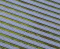 Symbolbild: Daniel Reinhardt/dpa
Die am Berghof geplante Photovoltaik-Anlage soll aus rund 9280 Modulen bestehen und jährlich rund 5,51 Millionen Kilowattstunden Strom liefern.
