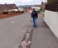 Bild: fpoz
Stadtrat Jürgen Ranft sieht mit der Sanierung der Gehwege in der Ritter-von-Wagner-Straße noch nicht alle Gefahrenstellen beseitigt.