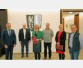 Bild: Fabian Polster/Landratsamt/exb
Bei dem Personaltermin waren (von links) Landrat Roland Grillmeier, Hauptamtsleiter Wolfgang Fenzl, Monika Göhl, Wolfgang Bergauer, Waltraud Schrems und Personalrat Richard Schiedeck dabei.