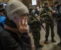 Symbolbild: Emilio Morenatti
Ukrainische Soldaten stehen Wache am Bahnhof in Kiew während Menschen versuchen die Stadt zu verlassen.