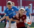 Bild: Bernd Wüstneck/dpa
Der Hansa-Spieler Hanno Behrens und der Nürnberger Tim Handwerker im Zweikampf.