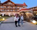 Bild: ihl
Unbeschwerte Tage verbrachte Oksana Mokhun (links) im vergangenen Sommer mit ihrer Schwester und ihrer Mutter in der Oberpfalz. Jetzt bestimmen Angst und Sorge um ihre Familie ihre Tage. Das Bild entstand vor dem Hotel Birkenhof in Hofenstetten. Oksana Mokhun arbeitet dort.