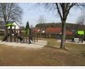 Bild: fg
Eine Hecke begrenzt derzeit den Spielplatz an der Lessing-/Schillerstraße in Hirschau. Die Anlage könnte um die Fläche dahinter erweitert werden.