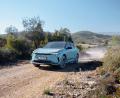 Bild: Jayson Fong/Toyota/dpa
Noch mit leichter Tarnung im Gelände: Toyota rollt das rein elektrische SUV BZ4X im Sommer auf die Pisten.