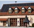 Bild: gf
Der mittels Photovoltaikanlagen auf gemeindlichen Liegenschaften wie dem Feuerwehrhaus in Traßlberg (Bild) erzeugte Strom wird zu 41 Prozent von der Gemeinde Poppenricht eigengenutzt. Jedoch sind nach Ansicht des Klimaschutzbeauftragten Jürgen Stauber weit mehr Anlagen erforderlich, um die bis 2030 gesteckten Klimaziele auch nur annähernd zu erreichen
