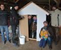 Bild: jr
Im Stadel von Anton Zintl (Schmid) bauen diesen Männer an einer Hütte, die einem Haus in Waldsassen nachempfunden ist, dort wo ein immenser Wasserschaden auftrat. Dargestellt wird, wie nach der Stelle gesucht wird, wo das Wasser austritt. Die Auflösung gibt es am Faschingsdienstag. Schlüsselclub-Präsident Alexander Hübner (hockend) besuchte die Vorbereitungen.