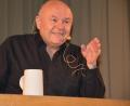 Bild: jr
Toni Lauerer freute sich, endlich wieder einmal auf der Bühne stehen zu dürfen. Mitterteich war nach eigenen Angaben seit September wieder sein erster Auftritt. Mit dem Soloprogramm „Lauter Deppen“ begeisterte er sein Publikum.